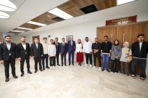 Balıkesir’de Anlamlı Ziyaret: TBMM Başkanı Numan Kurtulmuş Gençlerle Buluştu