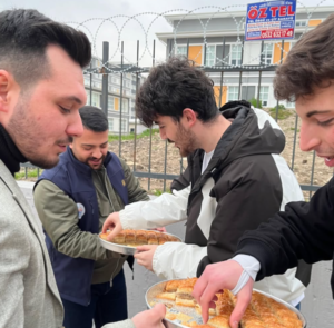 Kampüste Baklava İkramı